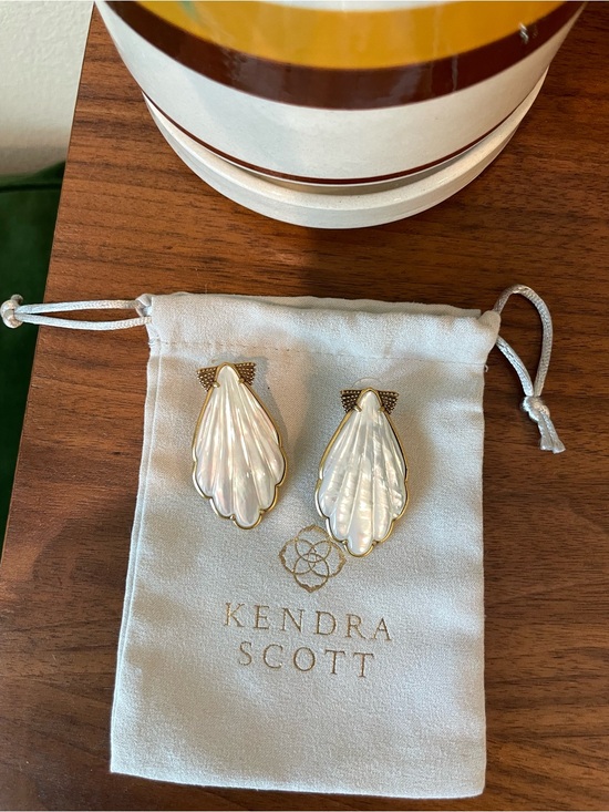 Kendra Scott Jewelry - Kendra Scott Alexa She’ll Mother-of-Pearl Earrings in Vintage Gold
